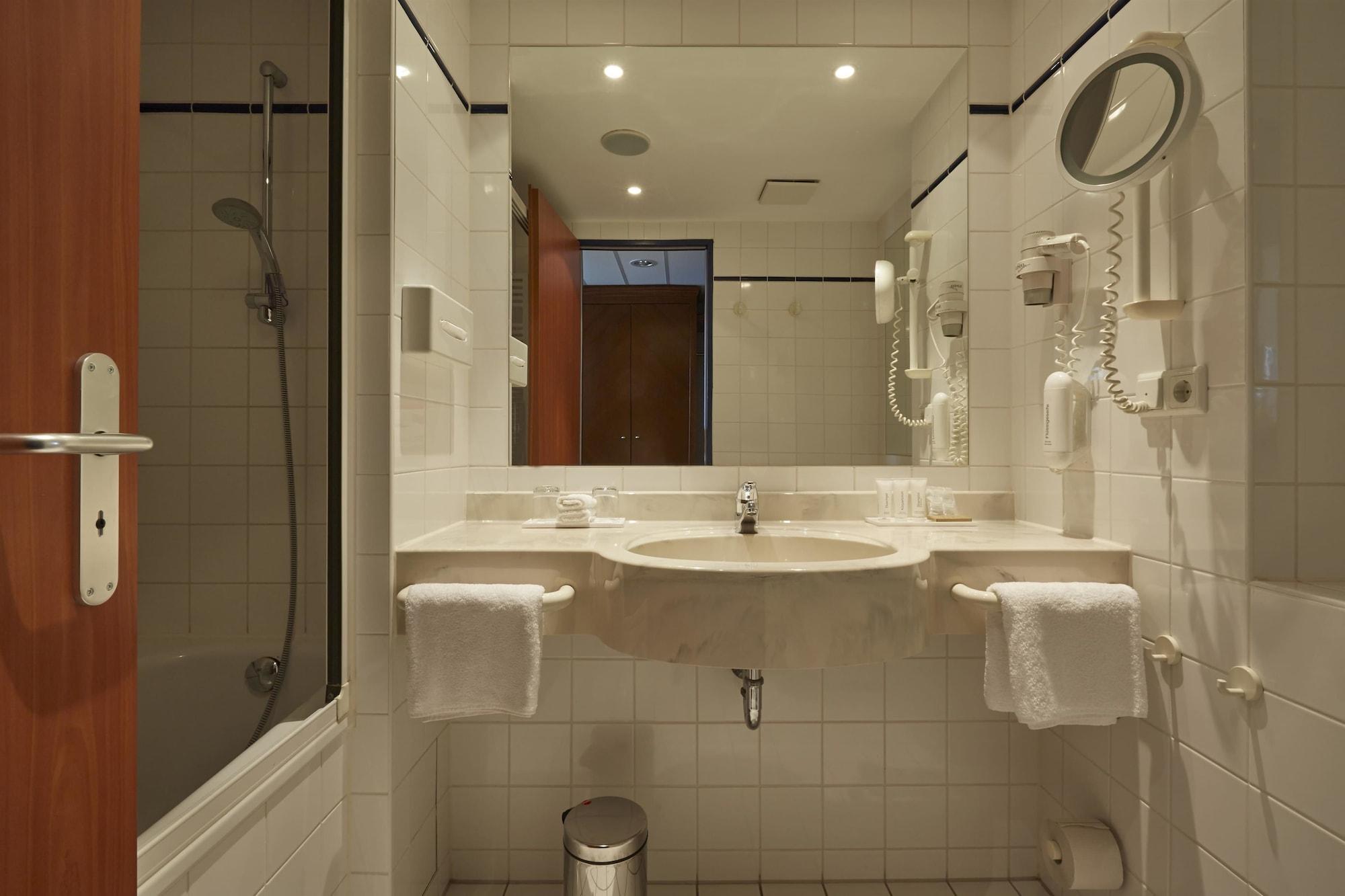 H4 Hotel 4*